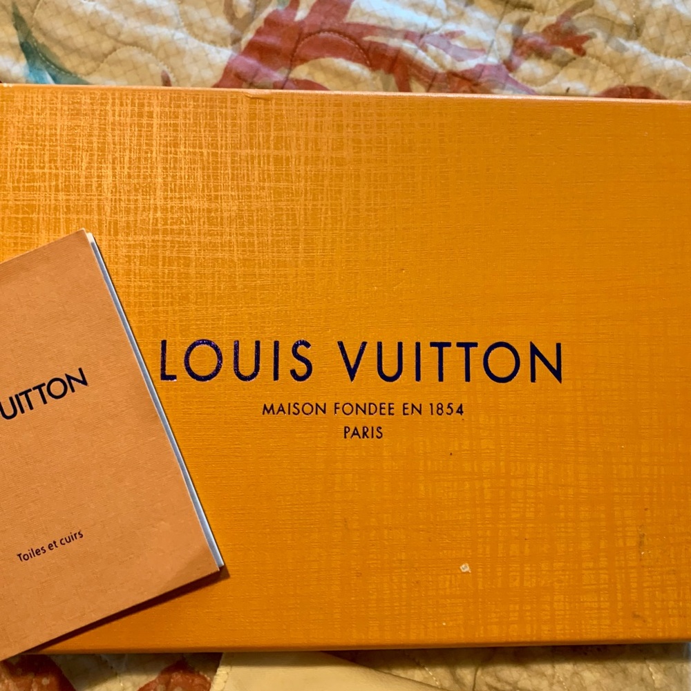 Louis Vuitton Cosmetic Bag GM - Picture 11 of 16